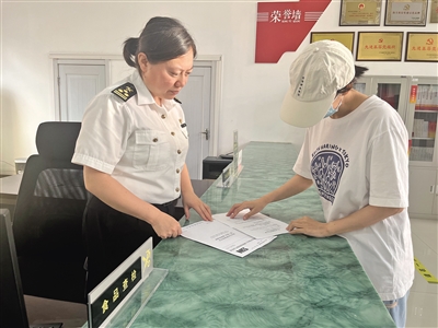 海拉爾海關(guān)多舉措 助力呼倫貝爾乳粉出口(圖1)